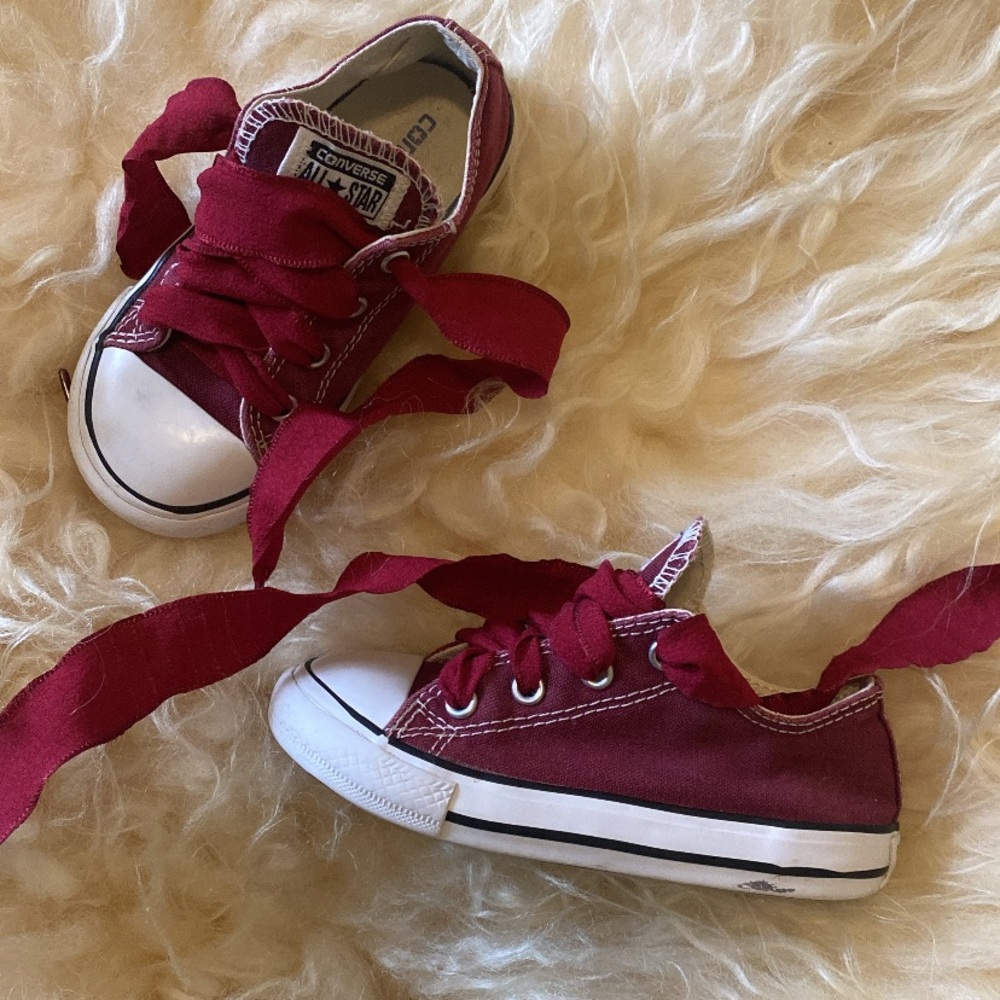 Converse all star chucks little girls size 8 great condition burgundy in color